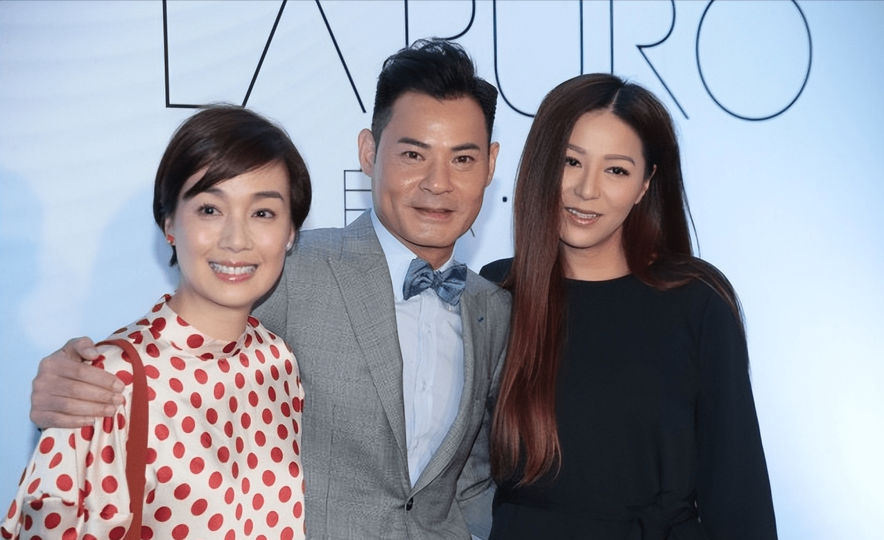 看不出关咏荷大滕丽名11岁,和欧阳震华同框更像两代人,保养太好_气质