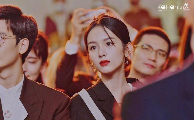 冷脸美人周也气场有多强?黑色晚礼服撑伞姿势好帅,氛围感十足