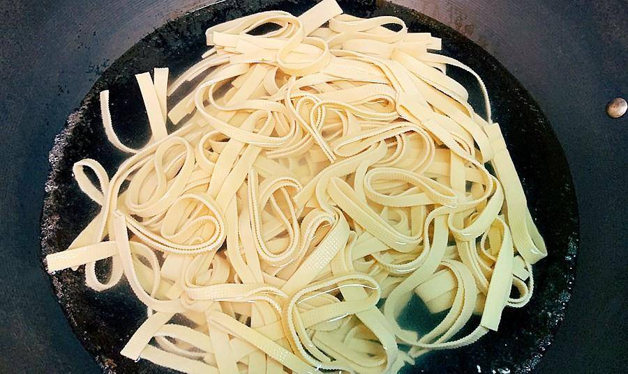 原创凉拌千张丝做法简单味道好家庭菜谱中必备的豆制品凉拌菜