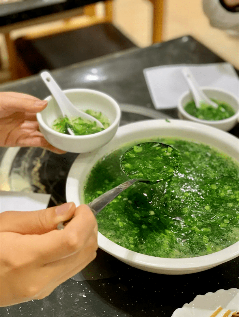 还有把荠菜和干贝都切成细线状煮成的荠菜汤,鲜灵又清爽.