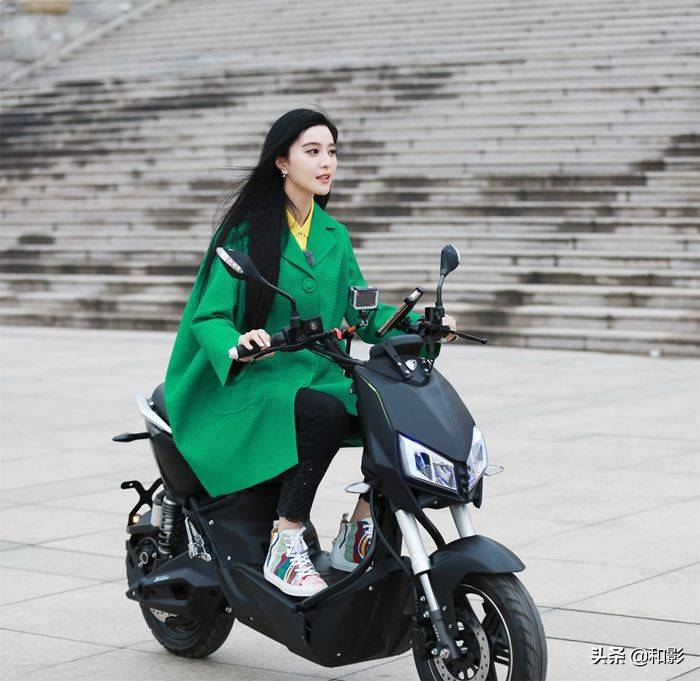原创孙俪赵丽颖朴树韩寒这年头明星都有一颗骑电动车的心