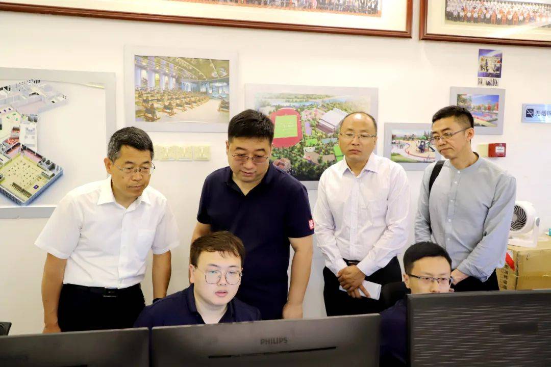 杨芳乾书记一行来到长龙体育集团,兴致勃勃的参观了陕西省全民健身