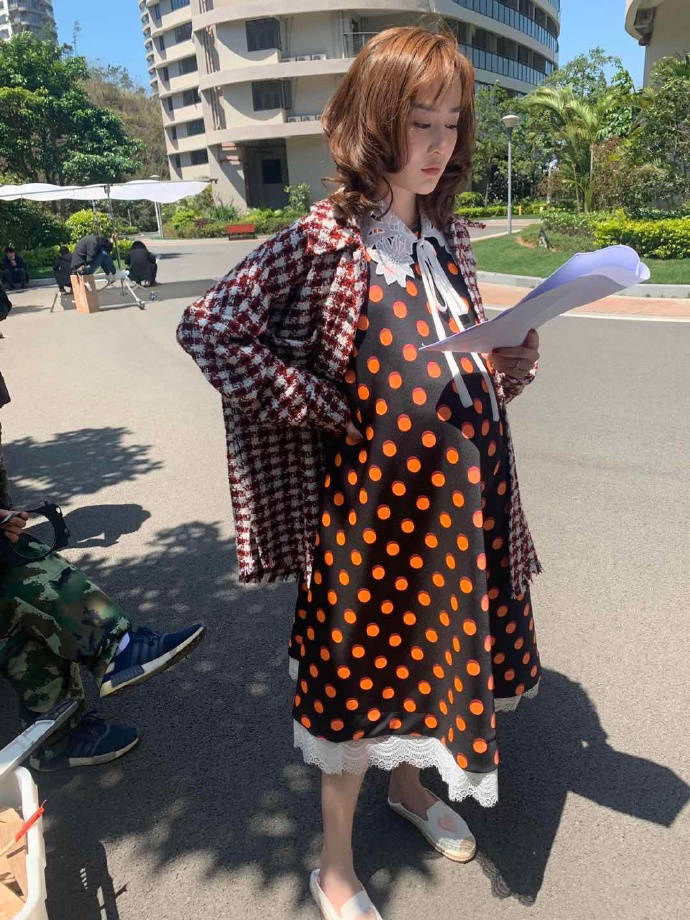 35岁"黑魔仙小月"嫁小10岁导演男友,民政局领证现场照曝光_周娇_陶建