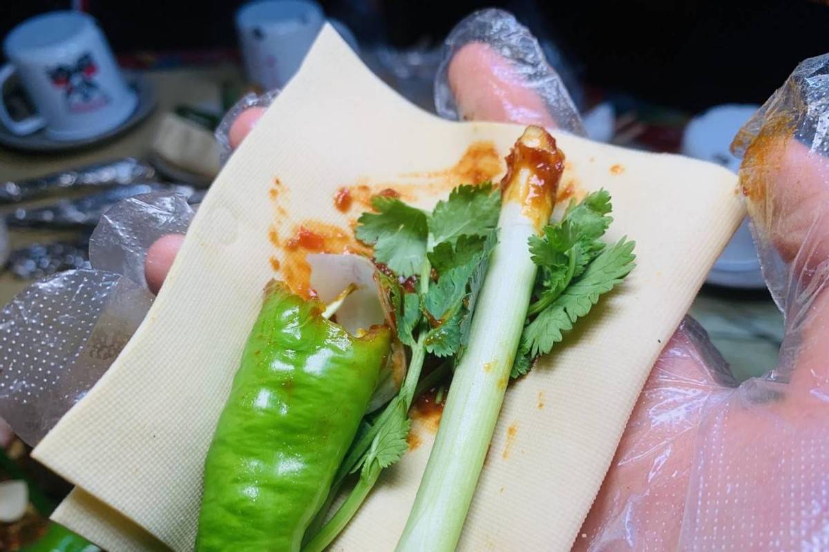 首先我看到的是干豆腐卷大葱,这道菜是我第一次见,竟然还闹了一个笑话