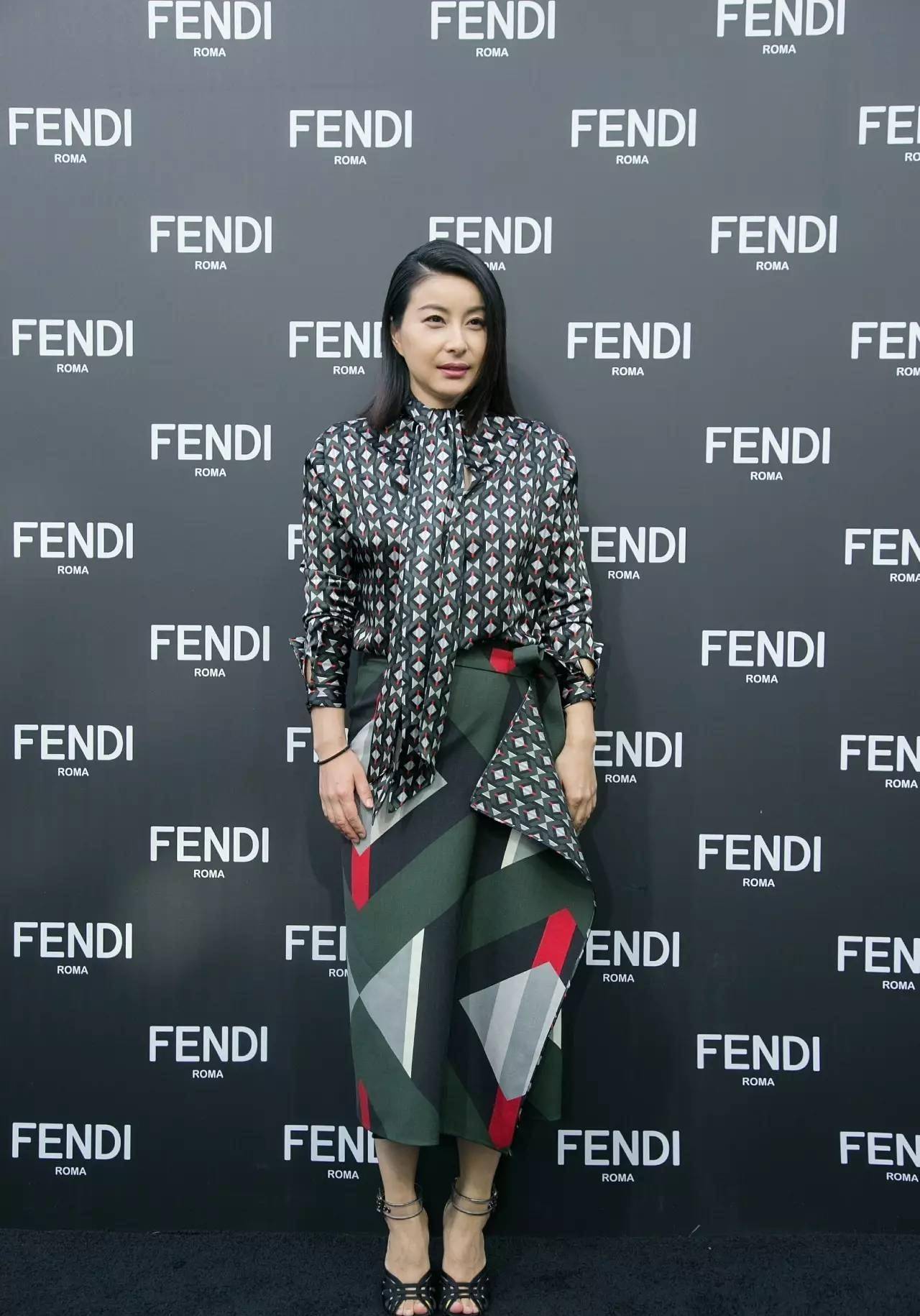 原创郭晶晶终于会打扮了穿白裙配钻戒美得高调是豪门阔太没错了