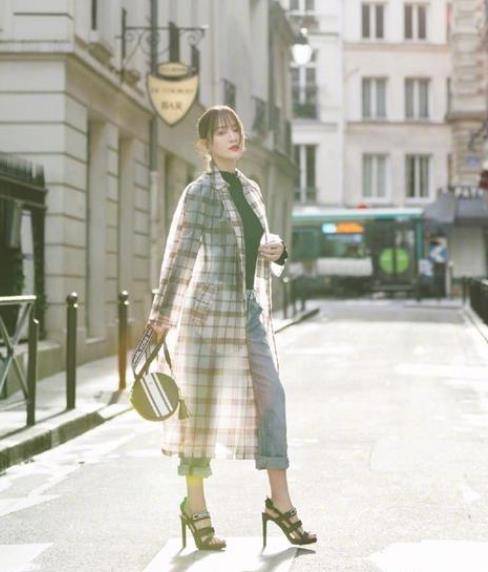41岁的陈乔恩时尚摩登范薄纱格子衫配恨天高女人味十足