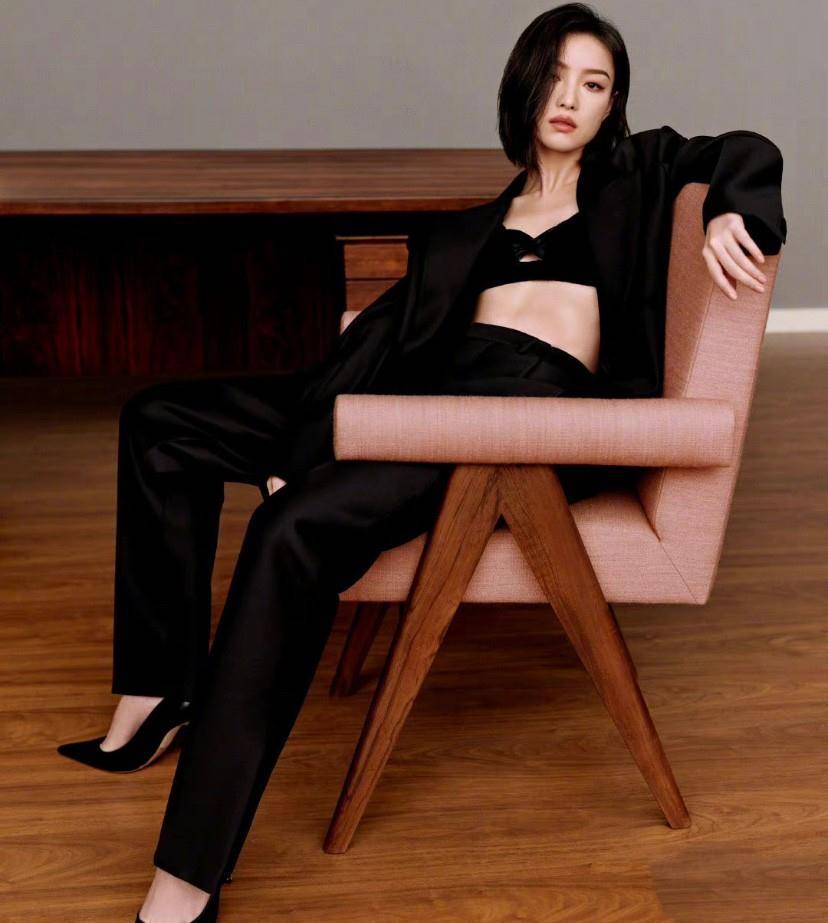 衣服背面的大露背展现了倪妮丝滑骨感美背,背上精致的蝴蝶骨极为夺睛