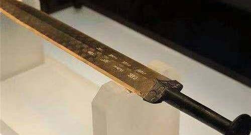 很多收藏学家更是开始展示自己收藏了各种青铜剑,2013年的时候王氏