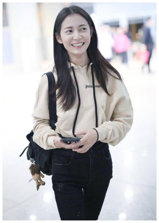 原创陈钰琪有多瘦看到她穿破洞紧身裤的效果女生我还是胖点好