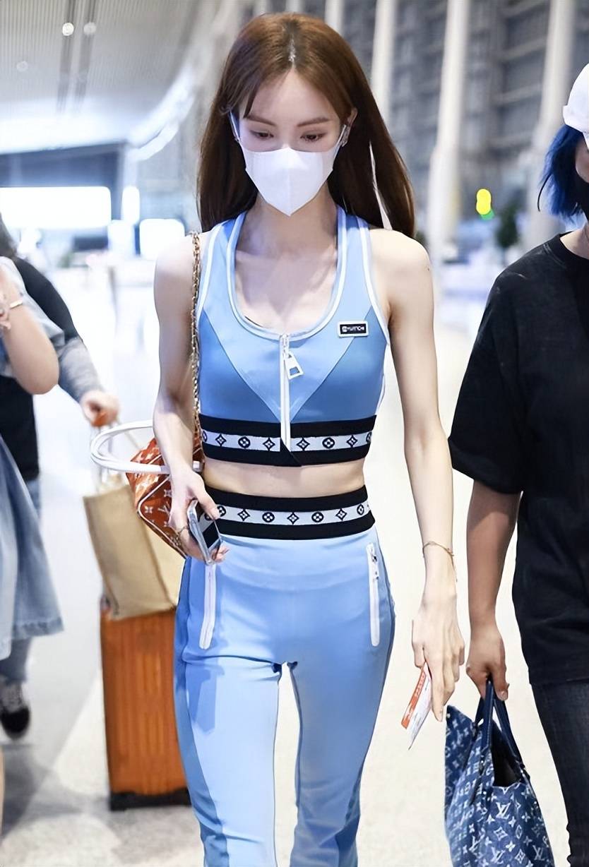 原创金晨彻底瘦成2d身材穿4万瑜伽服身材干巴巴排骨胸太抢镜