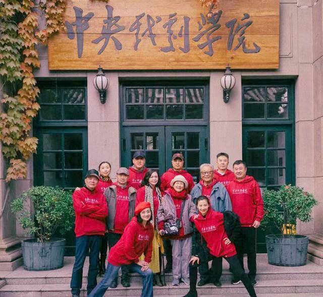 2022年深秋时节,陈炜和同班同学伍宇娟,金莉莉,扈茜茜,关海龙,田有良