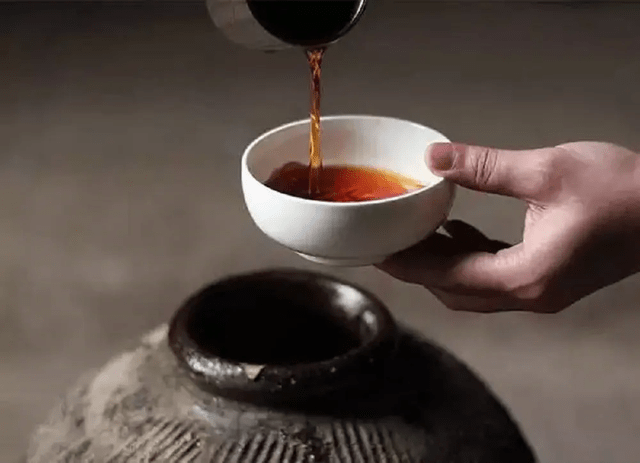 虽然白蛇,青蛇端午喝雄黄酒的情节是一种影视创作,但其实在端午节