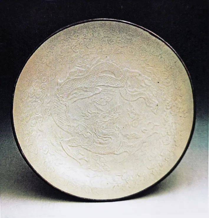 宋《定窑白釉印花龙纹盘》上海博物馆藏定窑之所以显赫天下一方面是