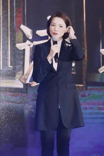 董卿低调现身机场穿卡其色上衣配牛仔裤素人搭配气质太出众