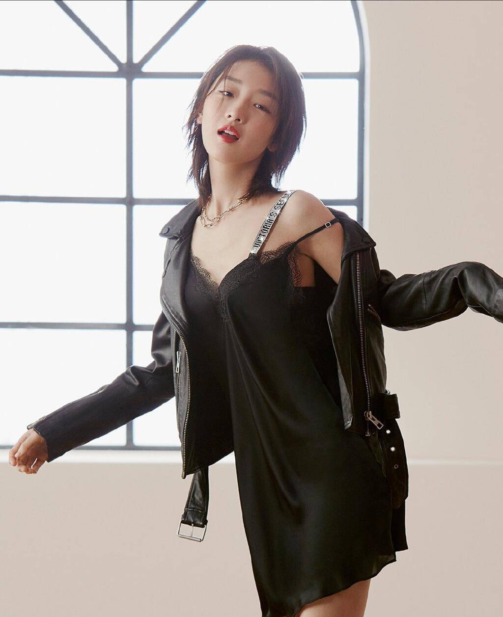 周冬雨维密宣传照曝光穿吊带却被吐槽遮太多平板身材扎心了