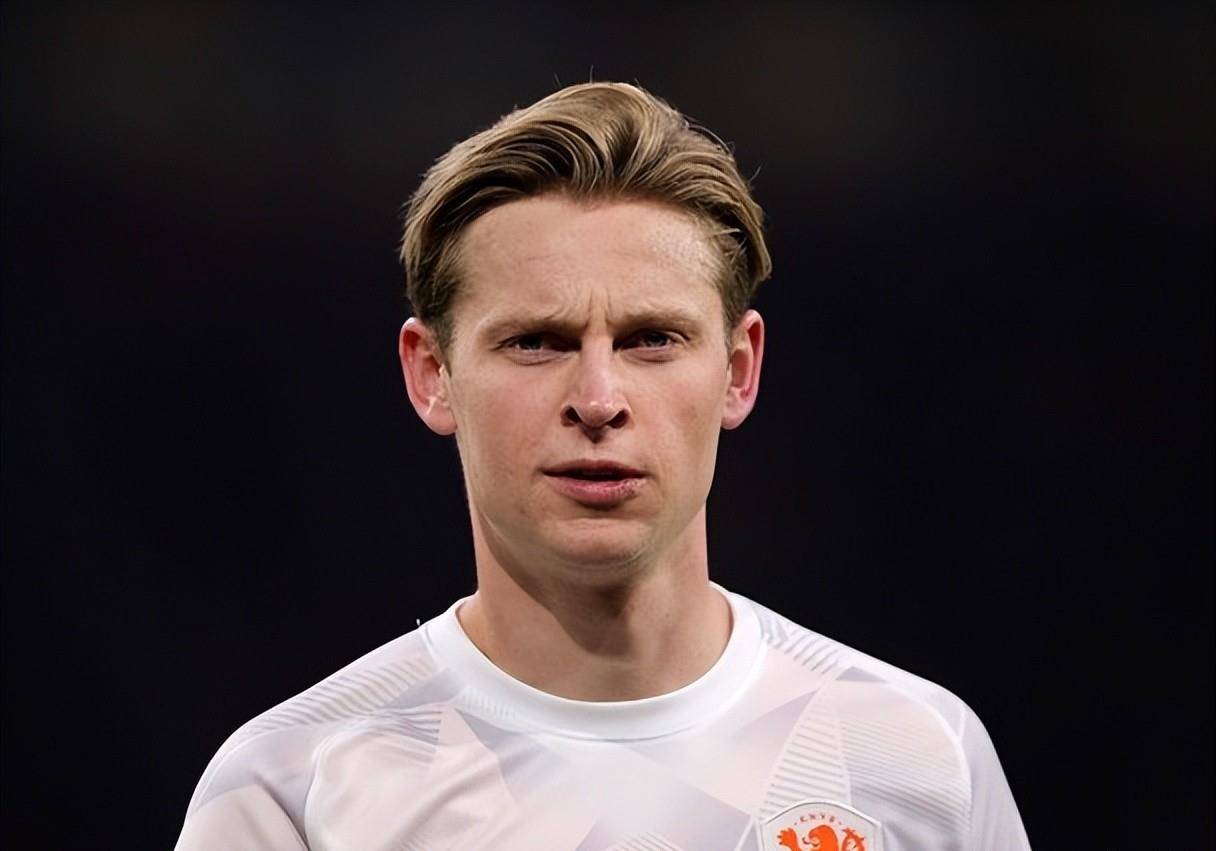 荷兰中场弗伦基·德容成为曼联今年夏天的主要收购引援目标,据英国