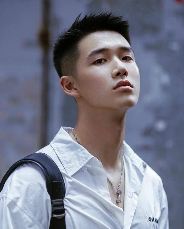 原创青春阳光笑容甜美文艺小奶狗一身白色系穿搭暖暖的男友力