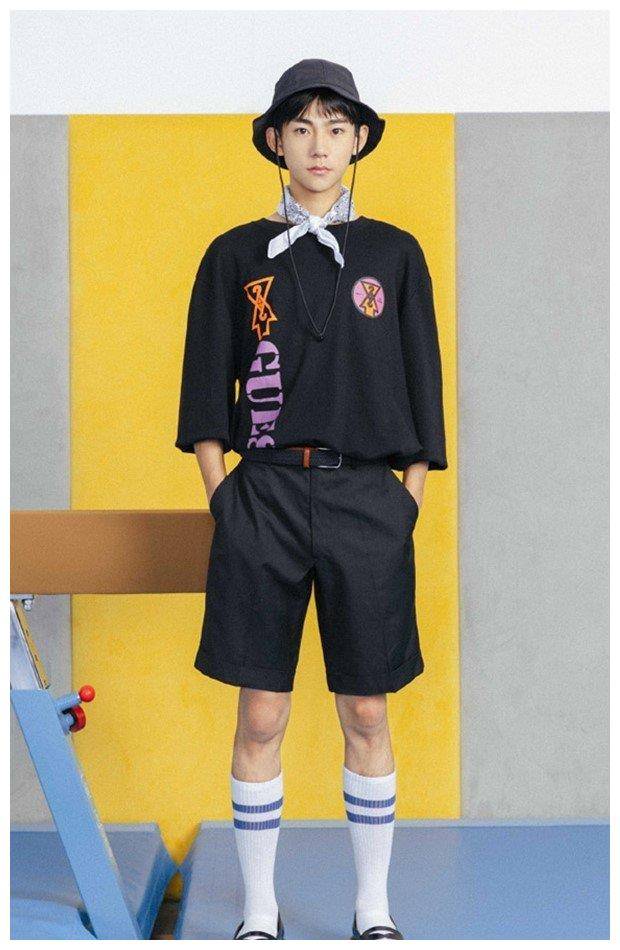 戴黑帽子的刘家祎看起来有点迷糊,那样的他也很帅.