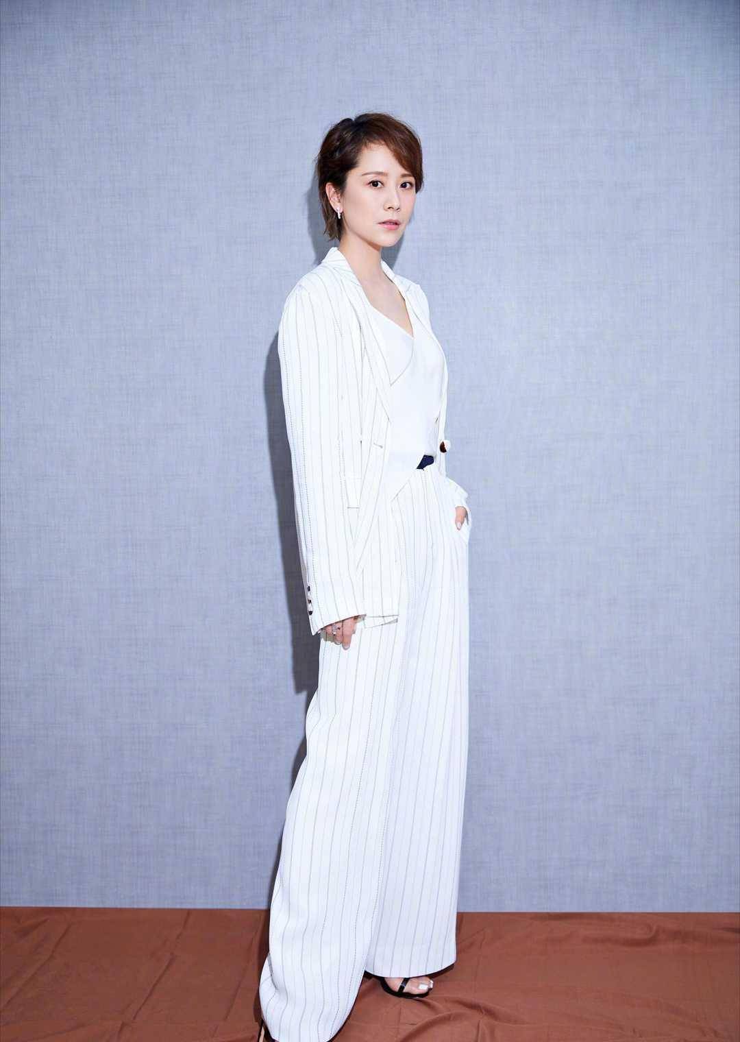 海清真是气质女神超短发搭配白色条纹西服套装高级精致迷人