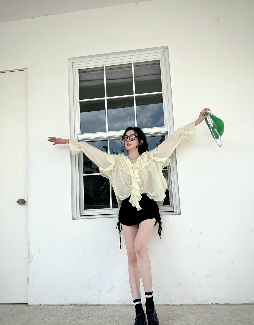 陈小纭黑色超短裤大长腿性感写真