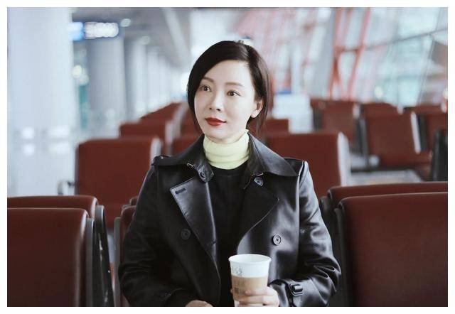 原创气质女神陈数与众不同皮大衣搭配紧身牛仔裤高级感美炸了