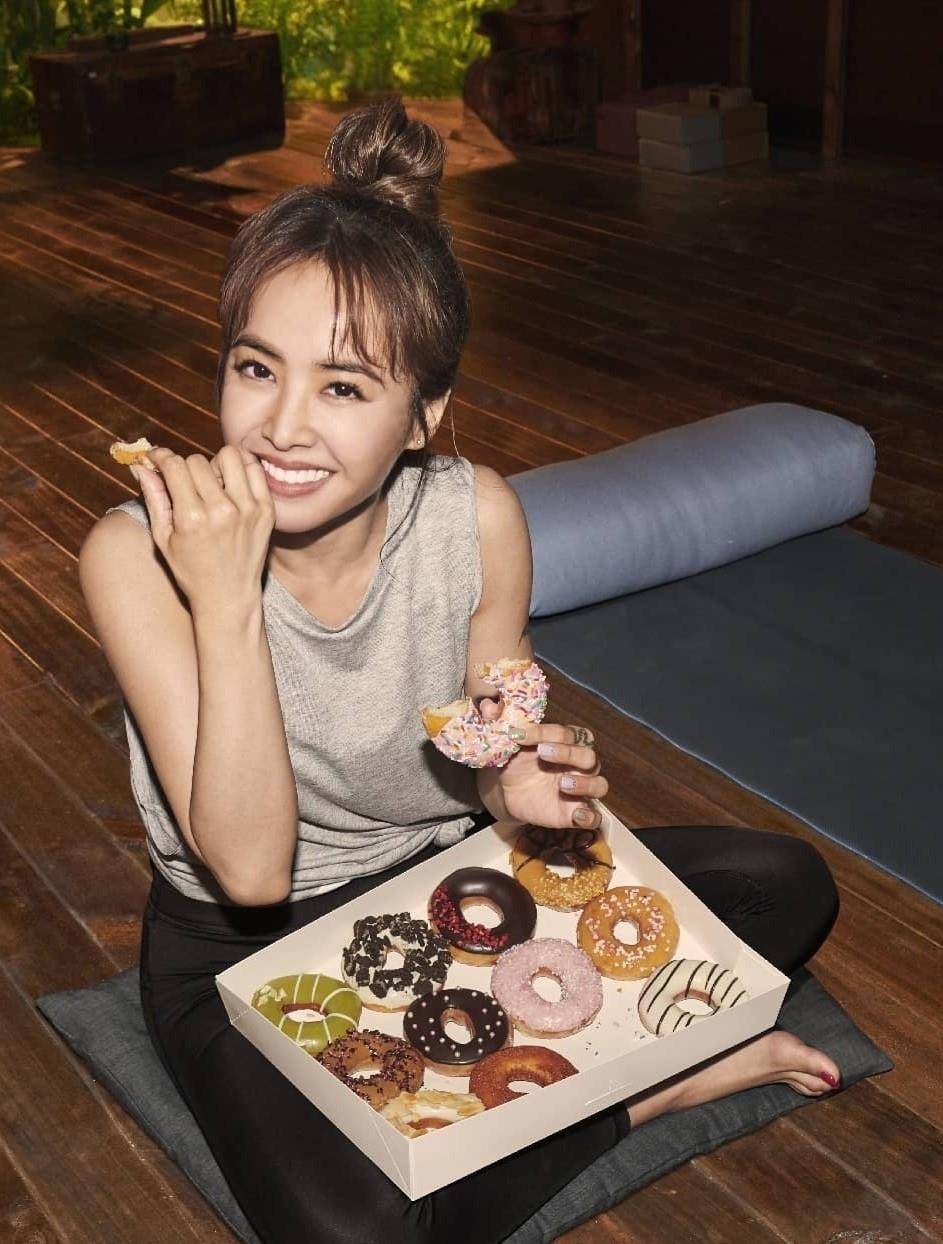 蔡依林ins晒吃货照,小麦色肌肤惹人羡慕,笑容比甜甜圈还要甜_时尚