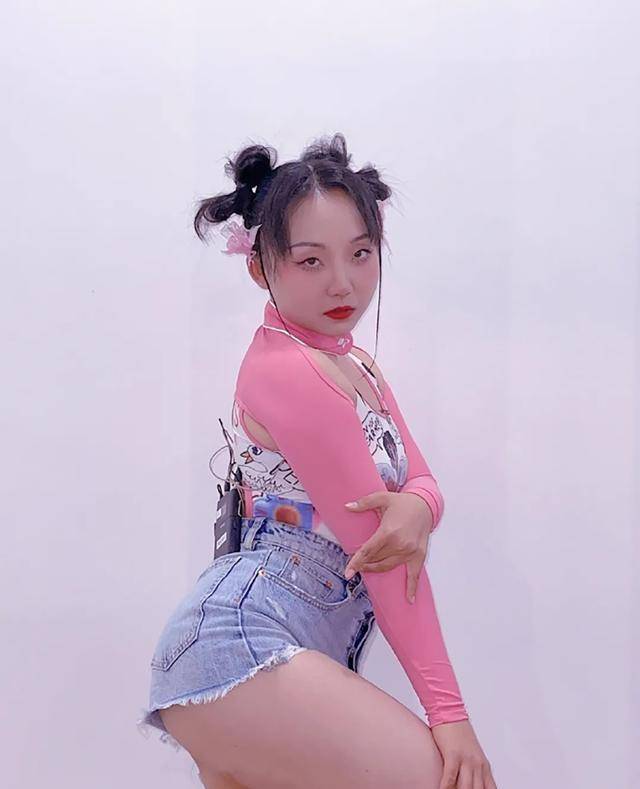 辣目洋子穿衣太辣了粉色泳衣配浅色牛仔裤微胖身材照样美