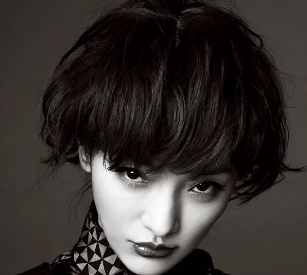 周迅的自信一般人比不了,弄着凌乱的风吹发型,看着还怪可爱的_短发