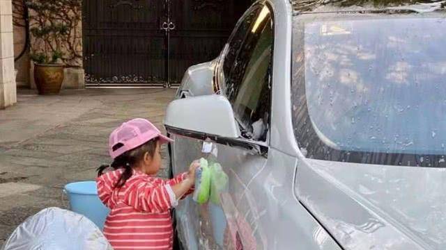 霍启刚6岁儿子与2岁女儿帮爸爸洗车，认真工作后才能获父母奖励