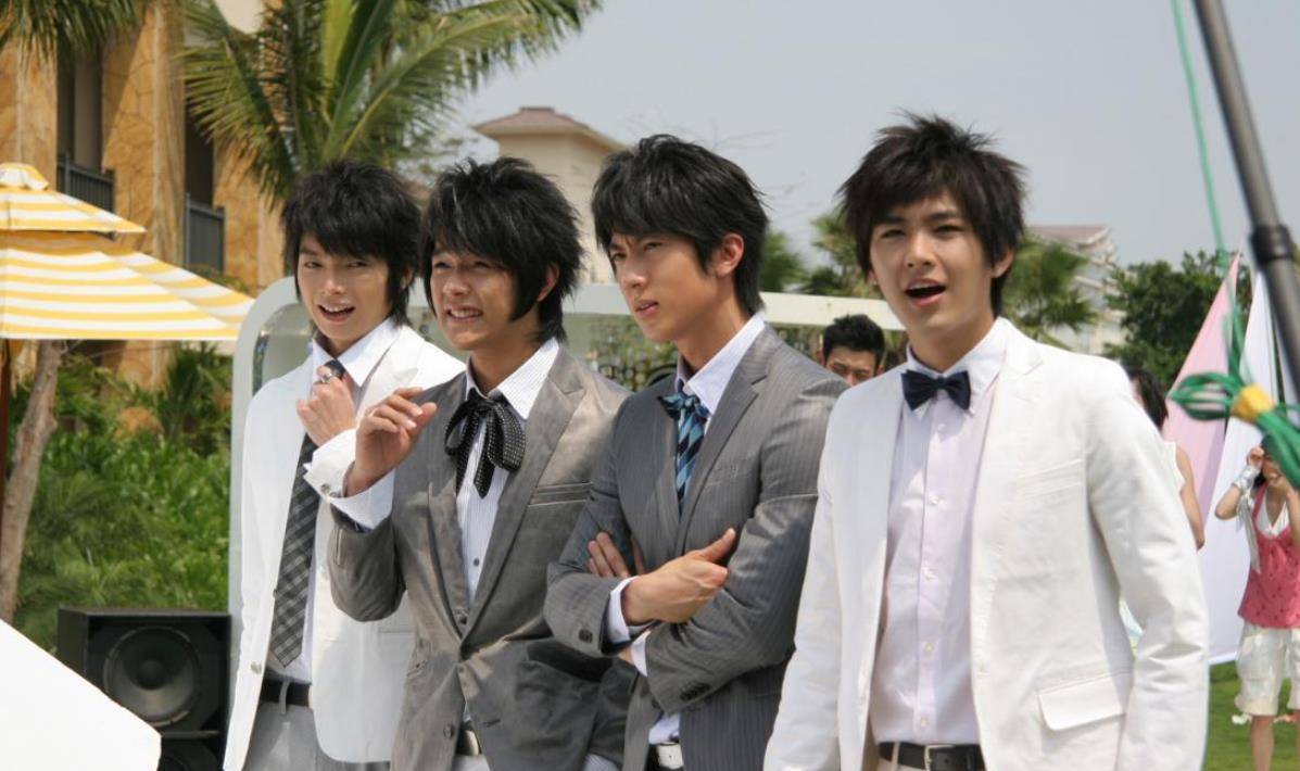 公布了两人的结婚日期是2004年,而我们知道吴尊当年所在的飞轮海组合