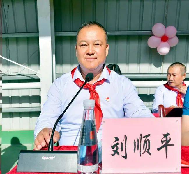 学校刘顺平书记宣布庆"六一"活动开始,随后奏响雄浑嘹亮的国歌,进行