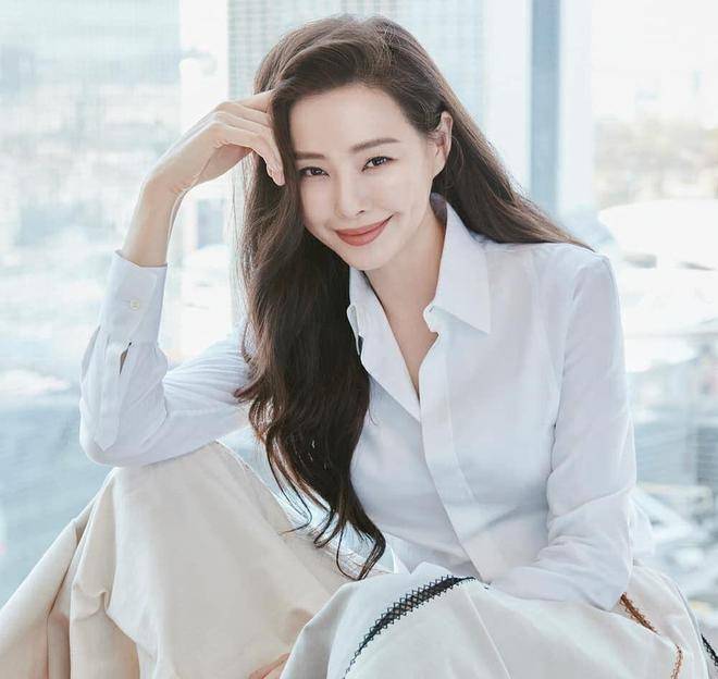 原创李荷妮14年前夺韩国小姐形象健美阳光却被嫌高黑壮酒窝丑