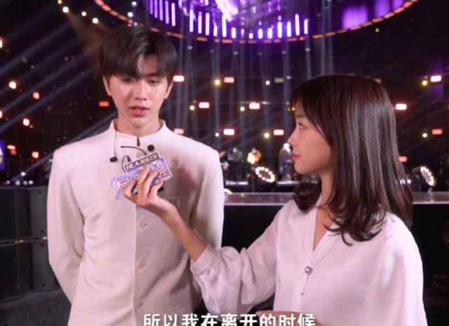 而当天在结束了自己的表演舞台之后,蔡徐坤就被电视的记者王冰冰采访
