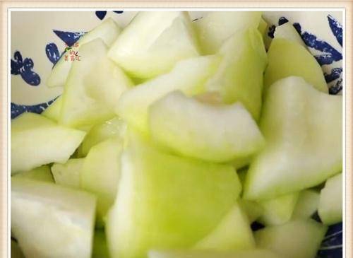 冬瓜别炖汤了,加个土豆这样做,营养美味又独特,上桌瞬间被扫光