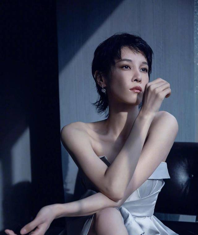 原创张蓝心走假小子路线穿银色小短裙配短发又酷又美