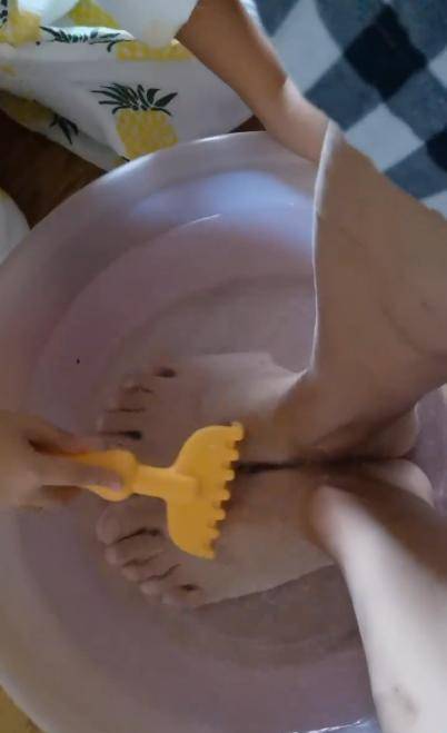 给他洗脚和化妆,即使被画成大花脸爸爸心里也是美的_小公主_生活_时候