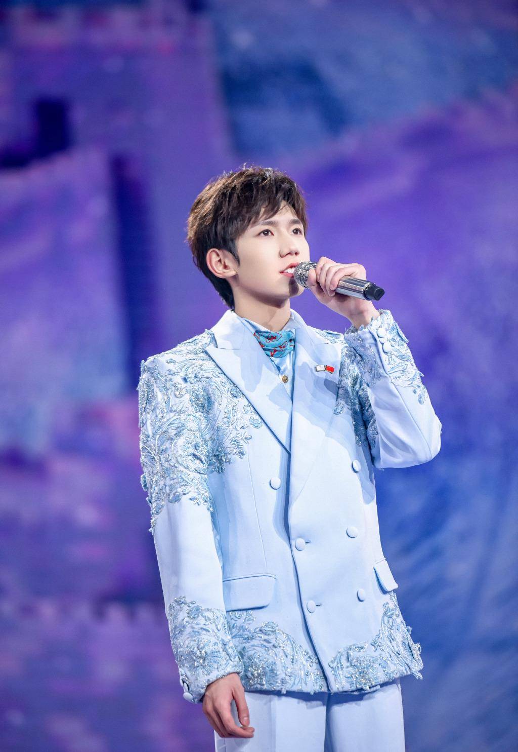 20岁的王源首次尝试染发,粉丝注意到他染发时的动作,还是个小孩