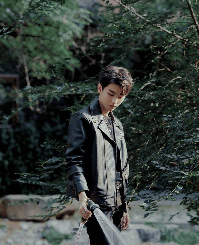 22岁王俊凯好帅气机车造型尽显男人味雨中花美男既视感
