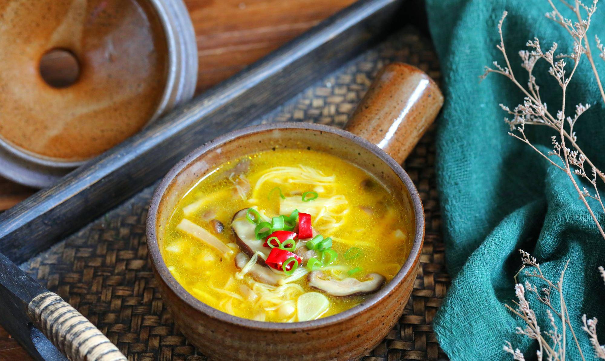 一年四季喝菌汤",可见菌菇汤是一道极其好的养生汤,尤其春季气候干燥