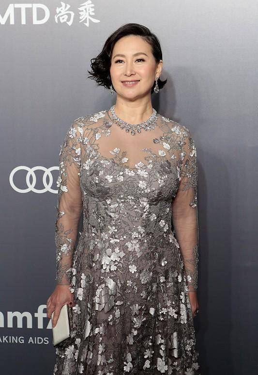 原创何超琼罕见正经穿礼服出席活动虽身材走样但气质很强很美