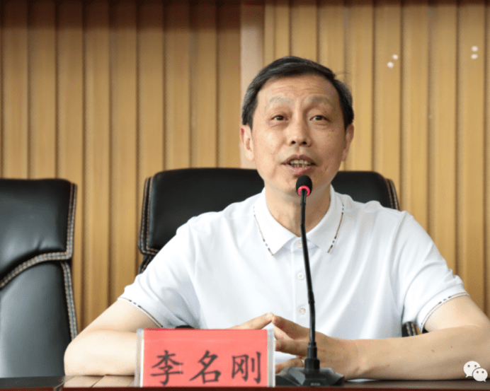 深爱榜湖北阳新一中知名校友李名刚大使回访母校