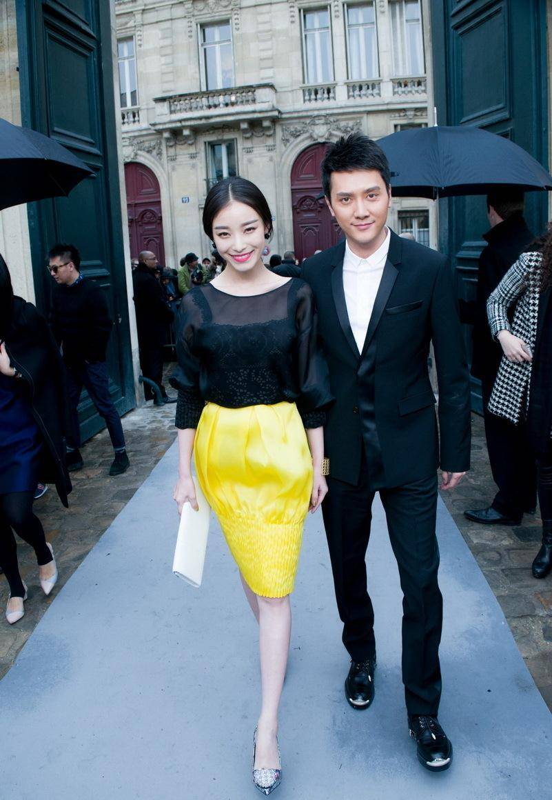 原创裸露成风倪妮炫美背田雨为她披西装绅士还是多此一举