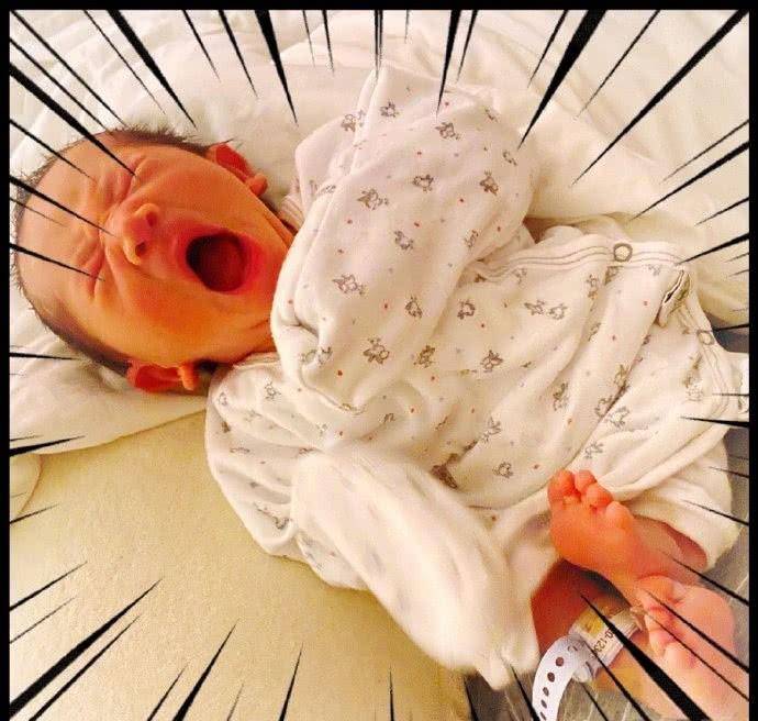 "山鸡哥"儿童节首晒二儿子正脸,弟弟张大嘴巴打哈欠