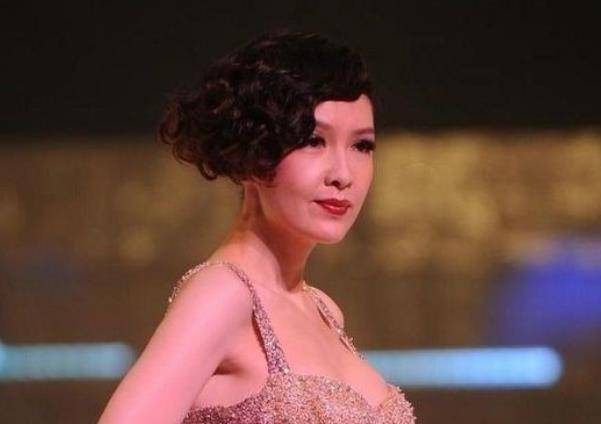 原创54岁周慧敏近照太美状态不输老公初恋李嘉欣复出赚钱不容易