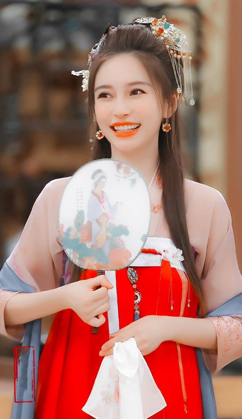 原创baby古装造型曝光抹身材裙戴金簪发饰莞尔一笑倾国倾城