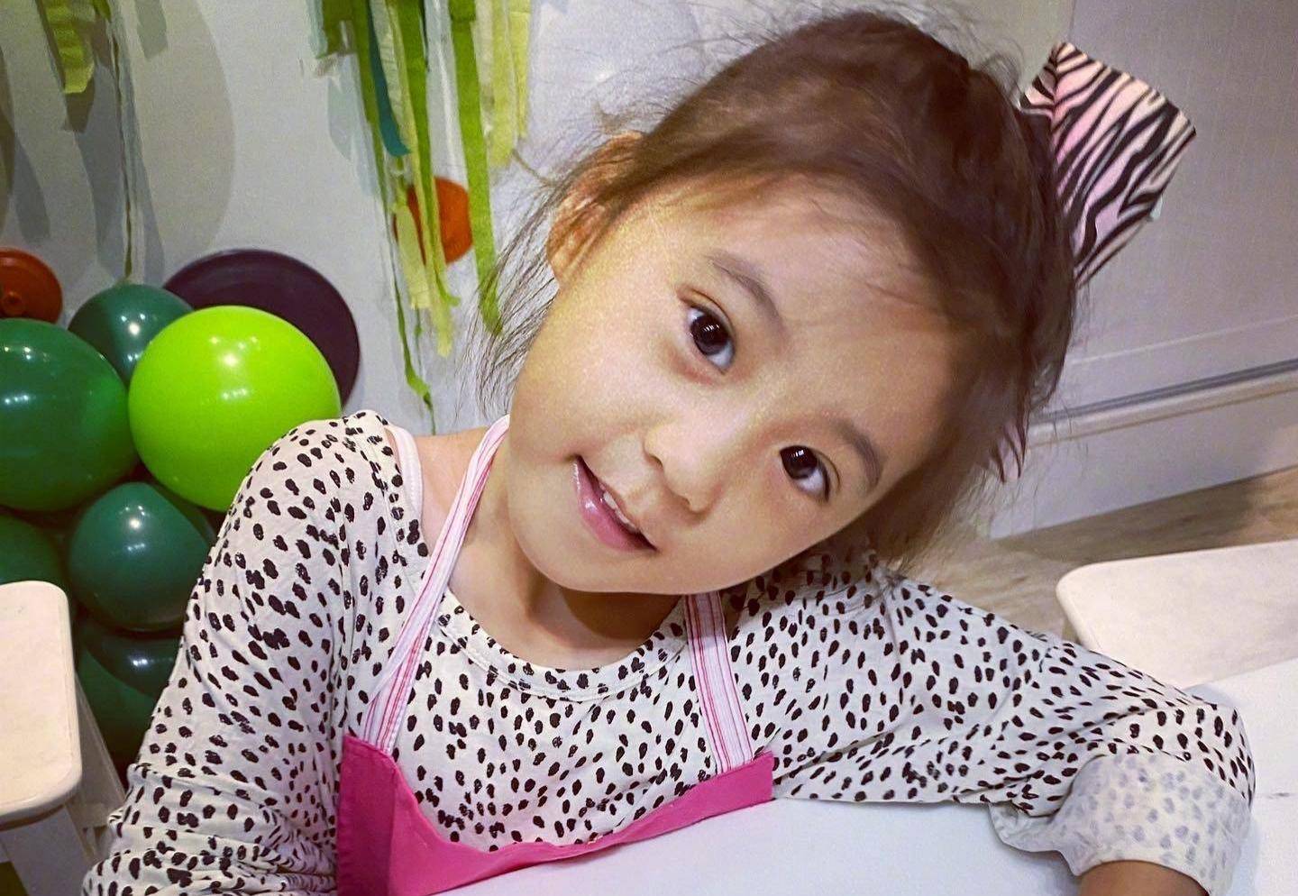 贾静雯5岁女儿查出先天弱视,小小年纪就要戴眼镜,好在颜值依旧_梧桐