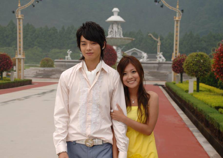 又一甜心小妹官宣恋情,男友是小6岁的他,两人晒照高调秀恩爱_卓文萱