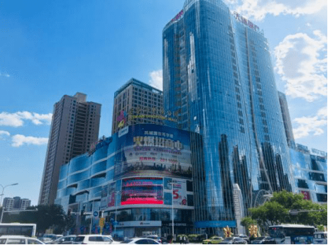 百货大楼万达广场学校周边商圈众多,有万达广场,银泰商场,唐山百货