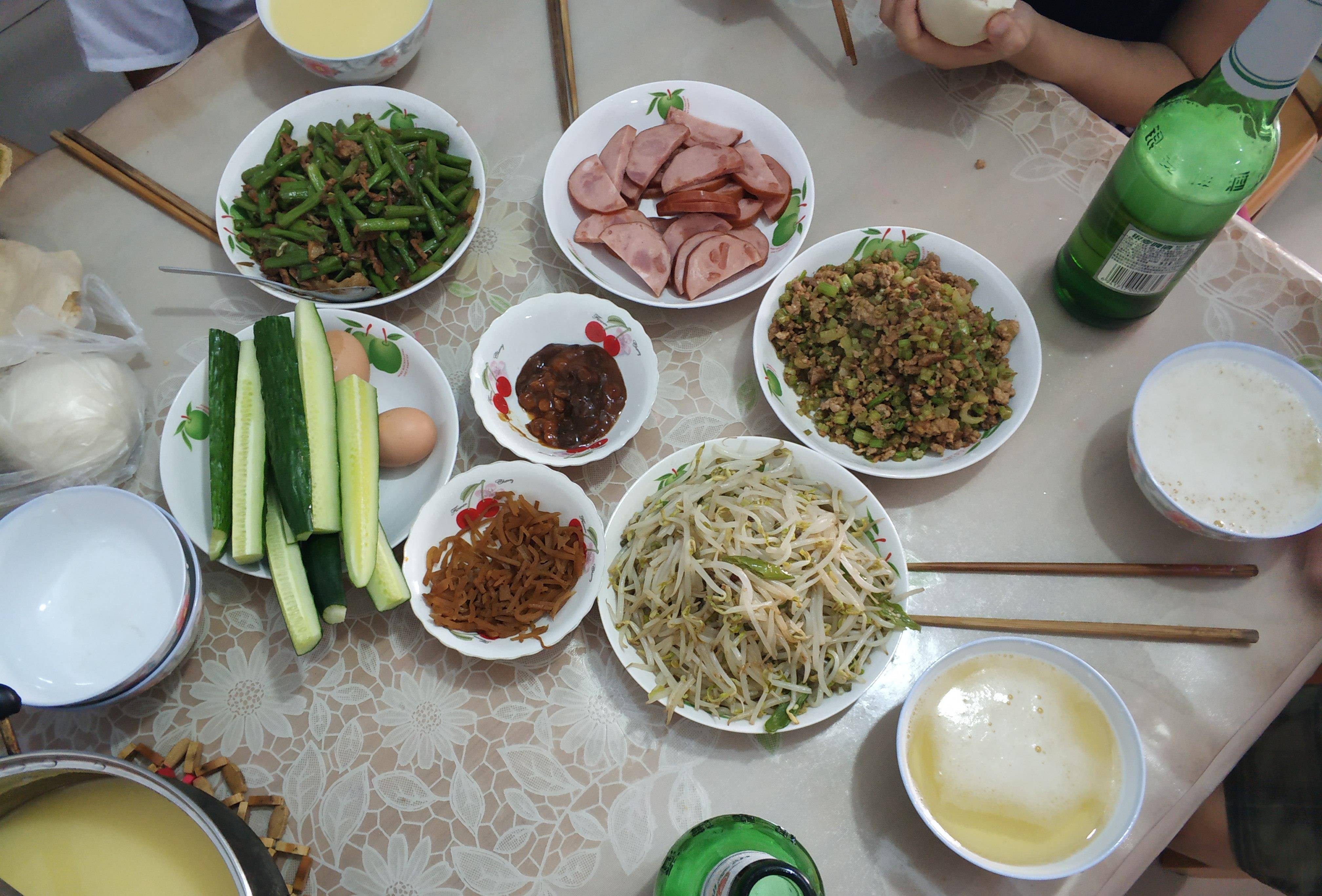 原创38度高温父亲炒菜做午饭5个人6个菜2瓶啤酒幸福就在我们身边