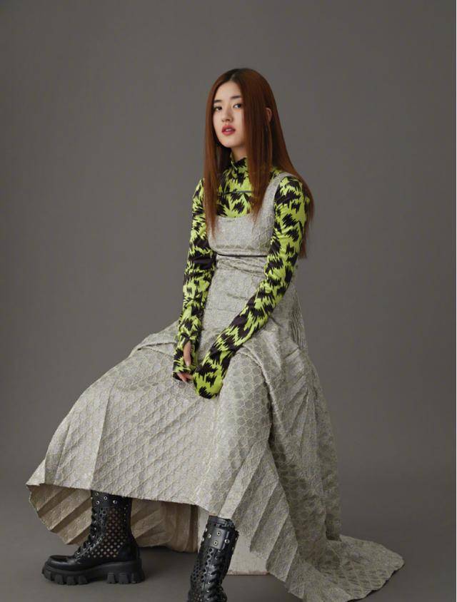 将赵露思的身材曲线能呈现出来,加上一双黑色的马丁